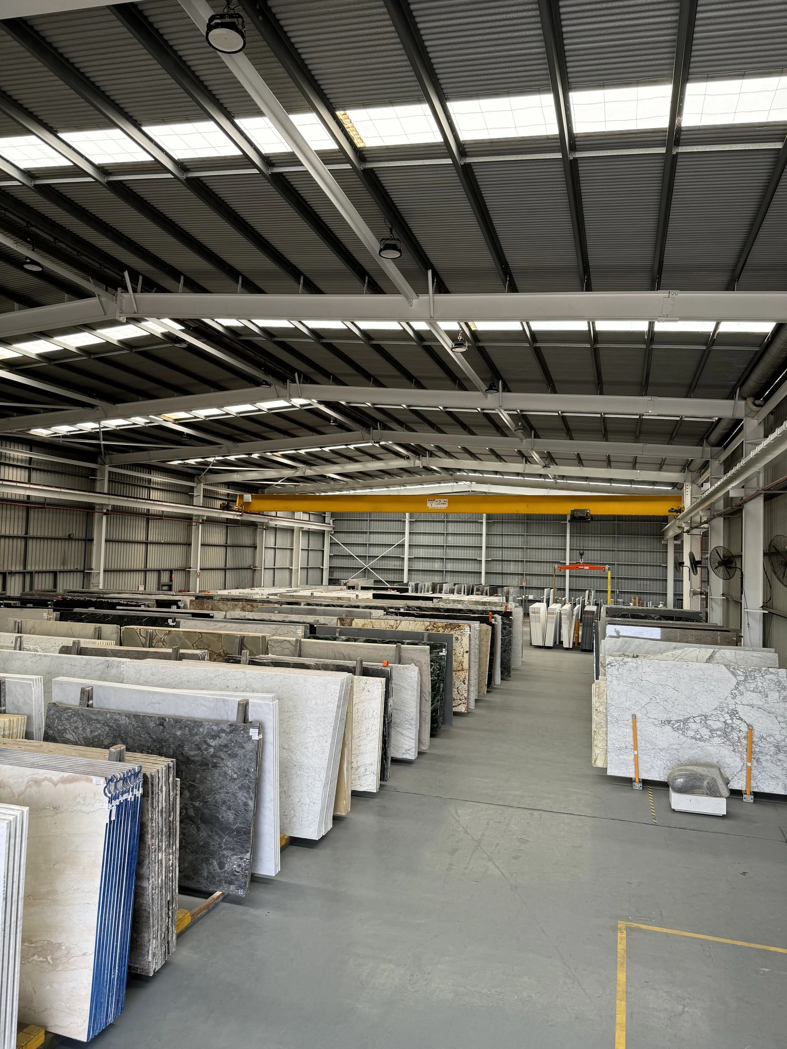 Almacén real con tablas de mármol y granito expuestas